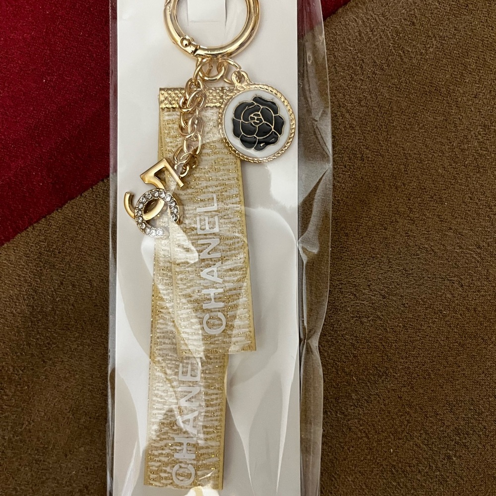 CHANEL Gold and Black Key Holder GWP - Picture 3 of 3